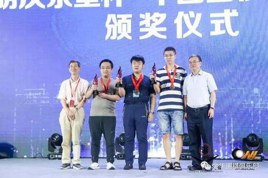 2018年夏，在中国围棋大会公开组，陶汉文（左二）获亚军。