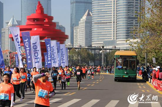 复古铛铛车在青岛马拉松赛事上提供收容服务。