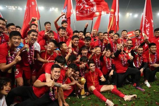 庆祝的人群中，不见徐根宝的身影