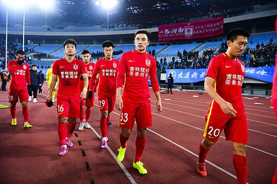 亚泰众将失落退场。本文图片 视觉中国