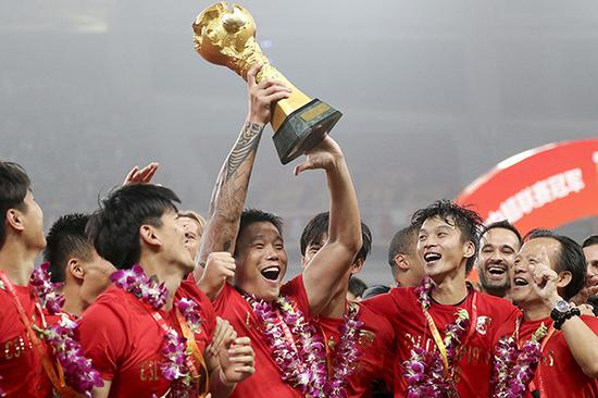 上港球员庆祝夺冠。