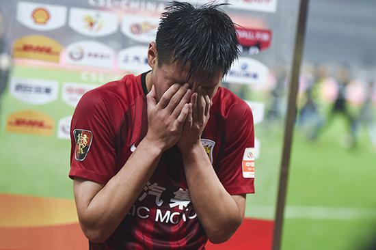上海上港2-1北京人和 ，武磊赛后接受采访喜极而泣。