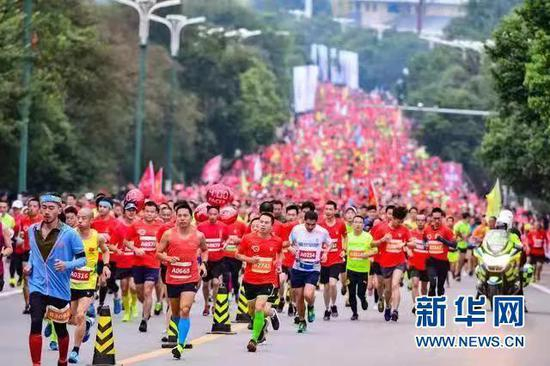 2018广安红色马拉松赛现场。徐瑾摄