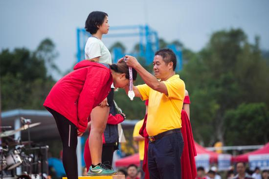 （广东日月湖生态农业有限公司董事长邹国营为获胜者颁奖）