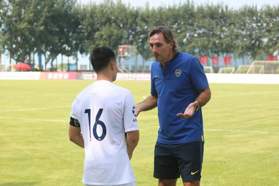 博卡青年U19主教练斯基亚维曾是上海申花球员