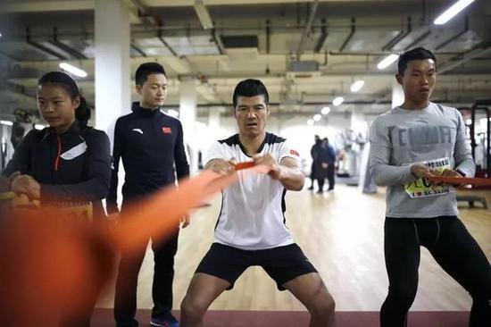 体能教练常喜（左二）陪陈盆滨训练