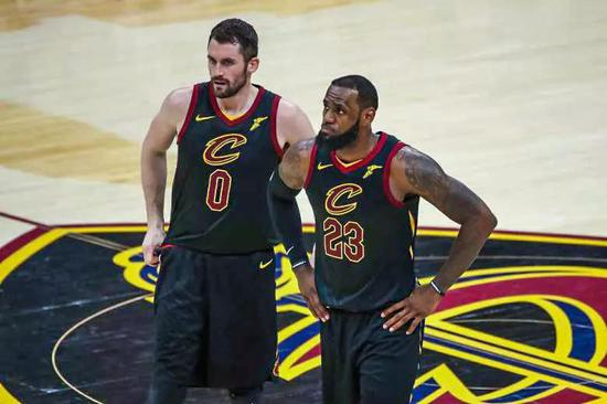 到底什么样的球员更能接受和詹姆斯一起打球呢？