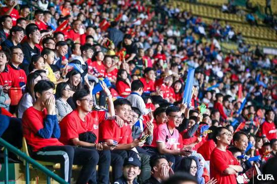 现场观战的大学生。