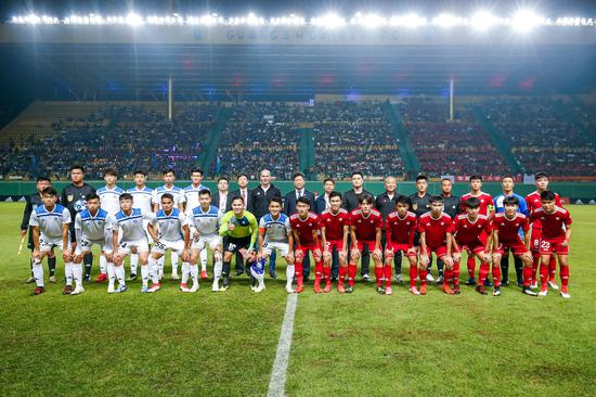 双方球员赛前合影。