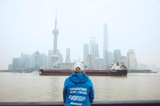 图说：米娜欣赏外滩江景