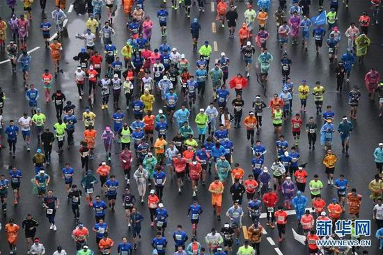 图为身穿上马T恤的跑者。新华社发（郭长耀摄）