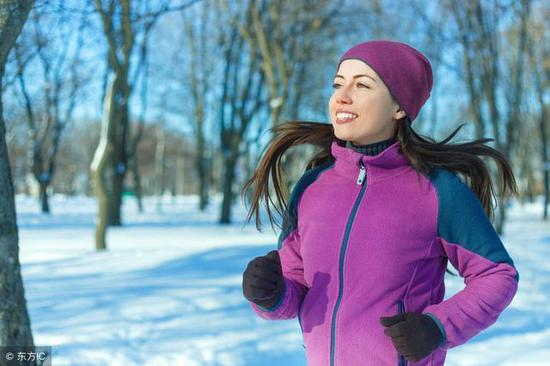 快乐的女人冬季运行