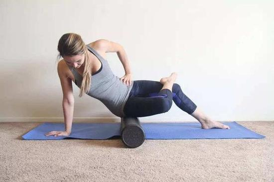 但如果你想彻底解决这个问题，你需要加强臀外展肌的训练！主要是臀桥和侧桥。