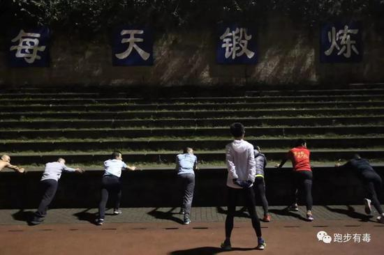 有志愿者热心担任摄影师