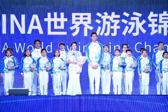 前中国游泳队队员罗雪娟与中国游泳队队长孙杨在2018国际泳联短池游泳世界锦标赛开幕式上。新华社记者黄宗治摄