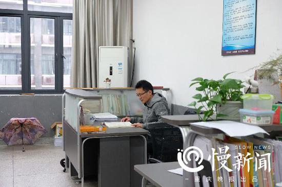 ▲刘勇在办公室翻阅化学教案