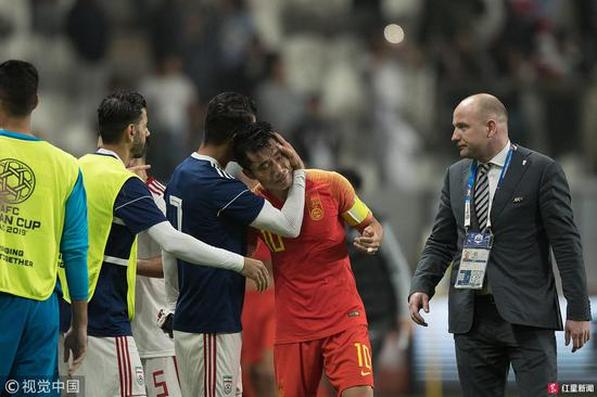 亚洲杯中国0-3输给伊朗，郑智赛后落泪