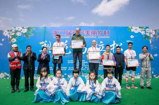 男子半马冠军兰茨克洛纳来自美国明尼苏达州，从