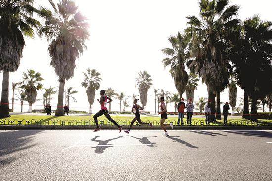 △马拉松 “ 疯跑 ”，争议也越来越多 视觉中国供图（资料图片）