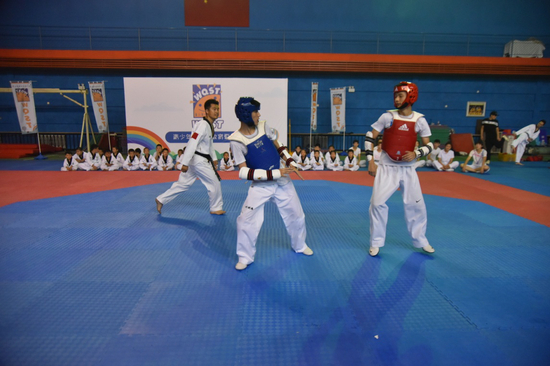 图左：原国家跆拳道队队长、喜德道创始人：宋喜江指导学员进行实战训练