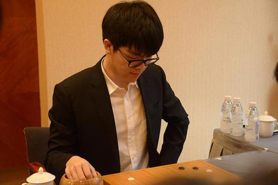 柯洁在和党毅飞的比赛中。