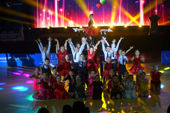 舞彩缤纷的开幕秀表演剧目