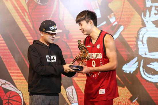杨毅老师给最终夺冠张智扬颁奖，并给了他第一张进入NBA2KOL2的“船票”