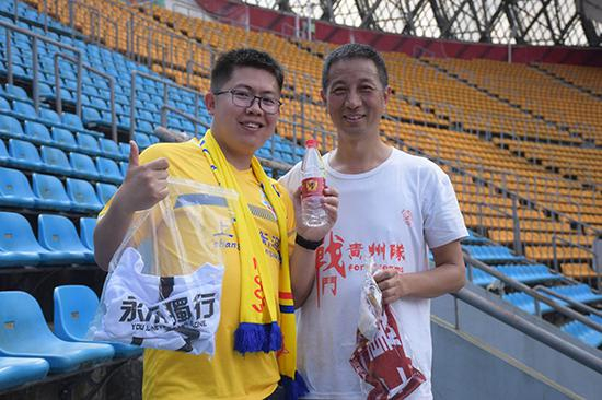 贵阳球迷和陈超合影。