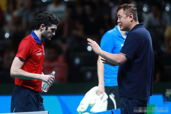 韩华指导法国队队员莱贝松