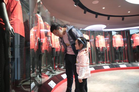 给孩子讲解红魔历史经典的红魔铁杆球迷