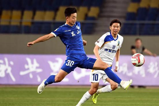 一个晚上抱着足球睡觉的孩子