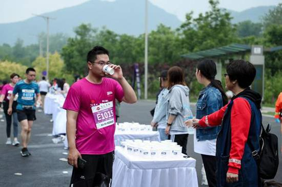 在补水站补充康师傅包装饮用水