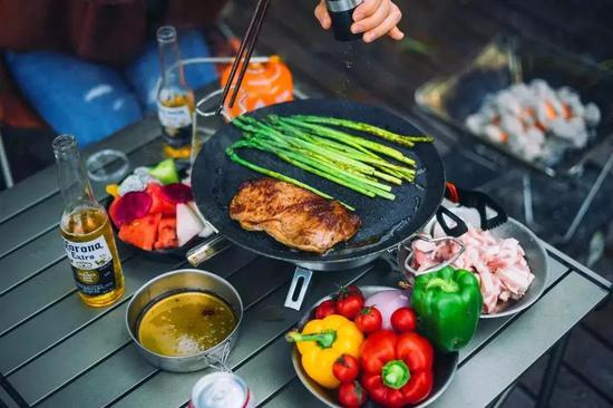 火枫百味煎烤盘采用铝合金、不锈钢材质，可煎可烤；轻巧便携的烤盘收纳起来不占空间，不粘涂层易清洗，波纹底设计，受热更均匀，可拆卸的导油槽设计，省油低脂，减少浪费。此款煎烤盘既可以户外野炊，也可以居家使用。