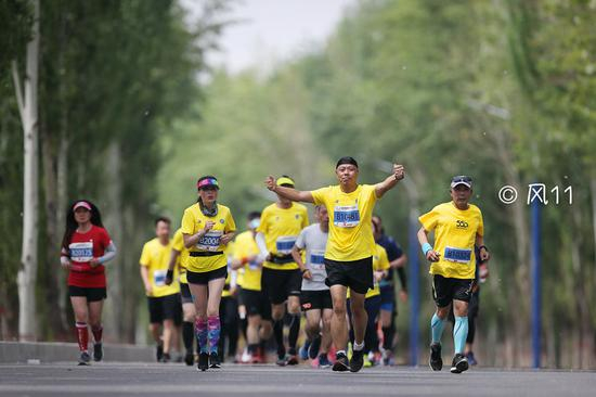 跑友们畅快地奔跑（人民体育特约摄影师 风11 摄）