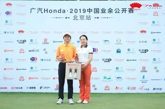 北京鸿禧国际高尔夫俱乐部负责人杨玲（右）为女子组季军周红虹颁奖