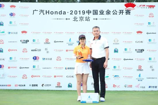 中国高尔夫球协会秘书长庞政（左）为女子组冠军郑怡妮颁奖