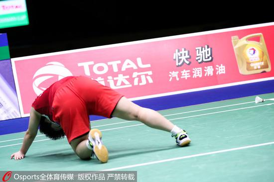 山口茜无奈倒地。