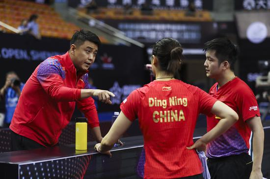 王皓和丁宁、樊振东交流。