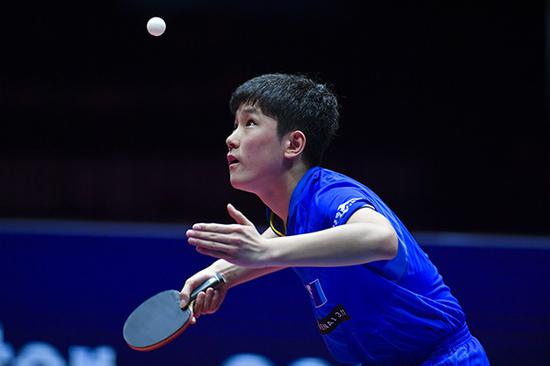 2019中国乒乓球公开赛男单半决赛上，张本智和在比赛中。视觉中国 图