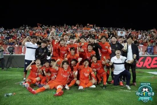 赵在玩和队友们一起欢庆胜利