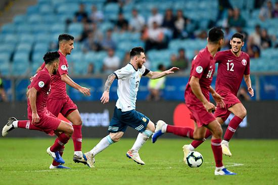 梅西陷入对手多人包夹。