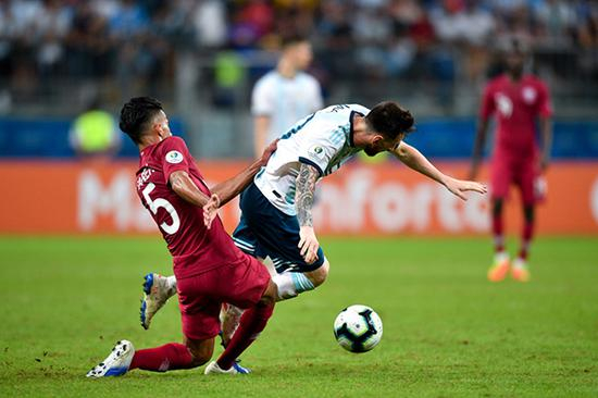 梅西被卡塔尔队员放倒。