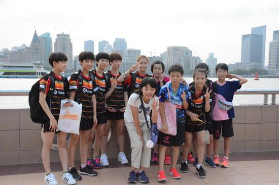 张本美和在外滩游玩。中国乒乓球学院供图