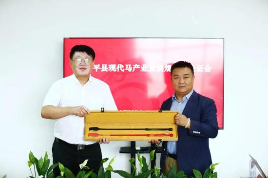 中国马会向安平县委、县政府赠送马鞭