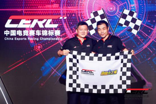 飞驰电掣文化科技有限公司总经理付鹏先生与腾讯互娱合作市场部总经理朱峥嵘先生战略达成合影