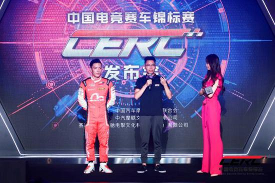 中国著名车手刘泽煊与国内职业电竞赛车玩家小武谈论电竞赛车的乐趣