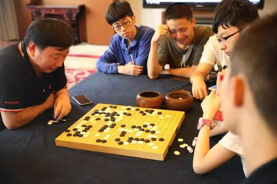 俞斌九段 为少二队员进行指导