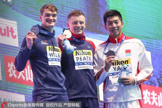 闫子贝拿下100米蛙泳铜牌。