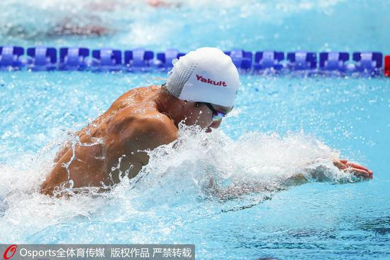 闫子贝在比赛中。