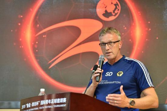 英超狼队青训教练斯蒂夫·戴维斯
